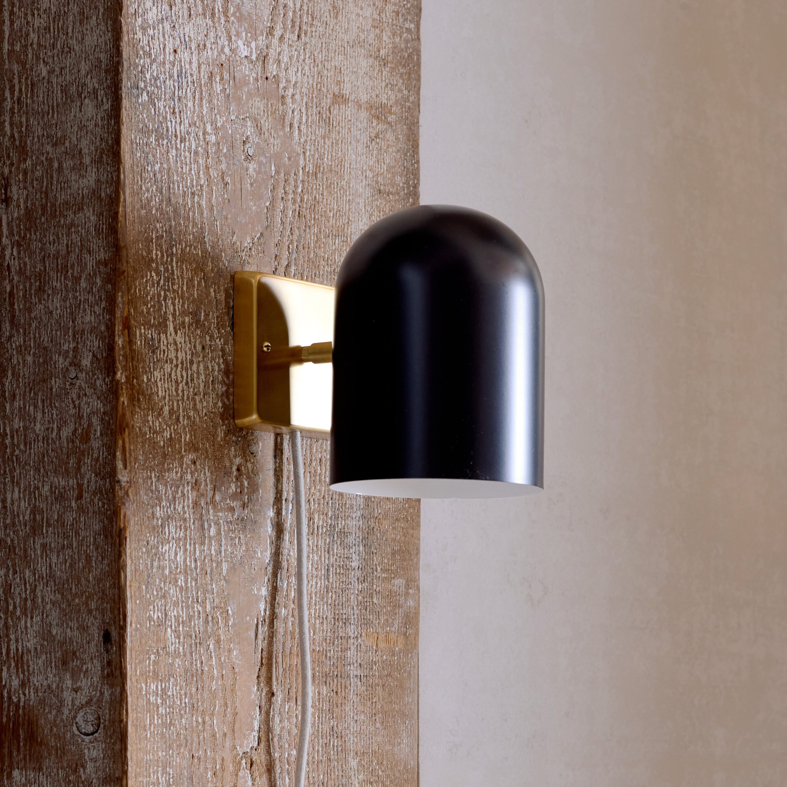 benchmade_allegheny-6-sconce-bk-s_nb-plugin-off_silo-_1x1_gb-1.jpg
