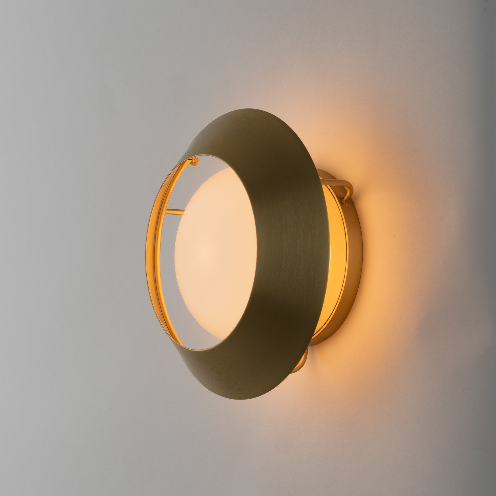 fall25_148283_alfred-ada-sconce-nb-on1_silo_1x1_jw_1-1.jpg