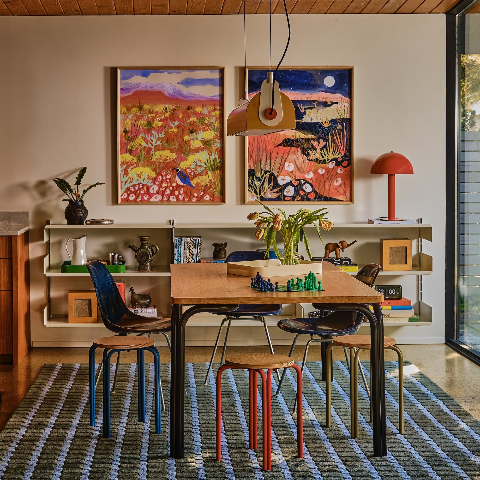 su25_barnes-chandelier-forma-stool-table-ashlar-rug_1x1_pablo-e-1.jpg